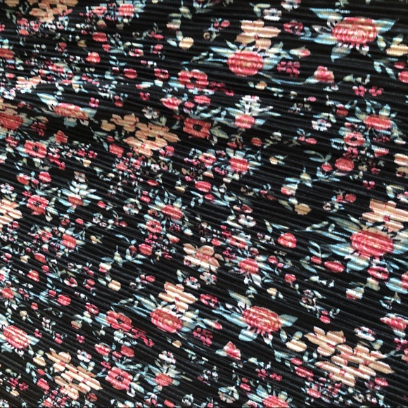 Floral Pleated Pants - Picture 2 of 3